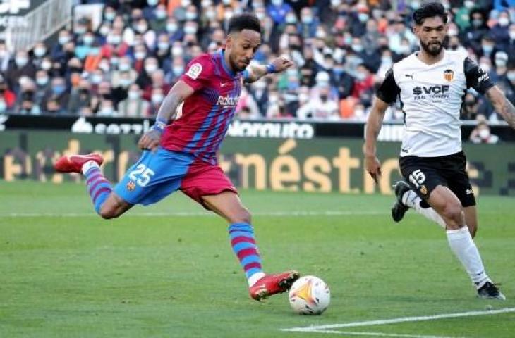 Pierre-Emerick Aubameyang cetak hattrick saat Barcelona kalahkan Valencia 4-1 di Liga Spanyol. (JOSE JORDAN / AFP)