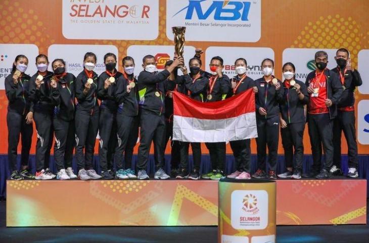 Tim putri Indonesia mengangkat trofi juara Badminton Asia Championships (BATC) atau Kejuaraan Beregu Asia 2022. (Dok. PBSI)