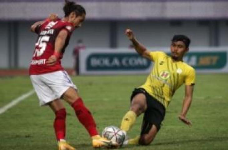 Mantan pesepakbola Barito Putera, Dandi Maulana (kanan). [ANTARA FOTO/Fauzan]