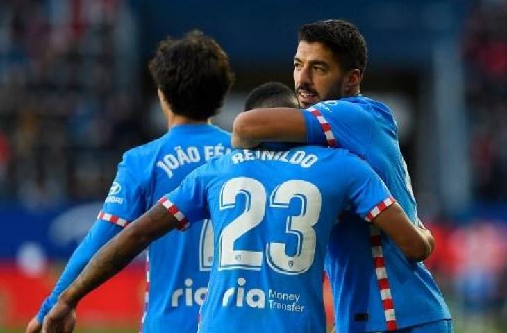 Momen Luis Suarez cetak gol indah dari tengah lapangan saat Atletico Madrid kalahkan Osasuna 3-0. (ANDER GILLENEA / AFP)