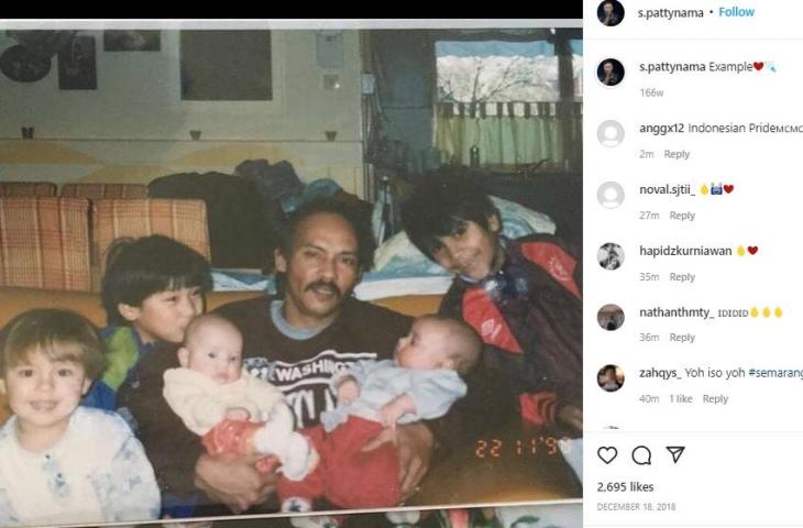 Shayne Pattynama mengunggah foto dirinya kecil bersama pria yang diduga ayahnya. (Instagram/@s.pattynama)