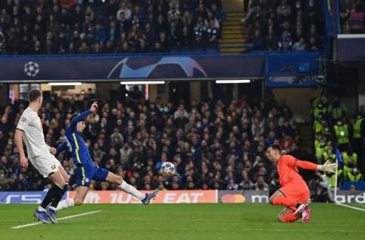 Aksi penyerang Chelsea, Kai Havertz saat bobol gawang Lille di Liga Champions. (GLYN KIRK / IKIMAGES / AFP)