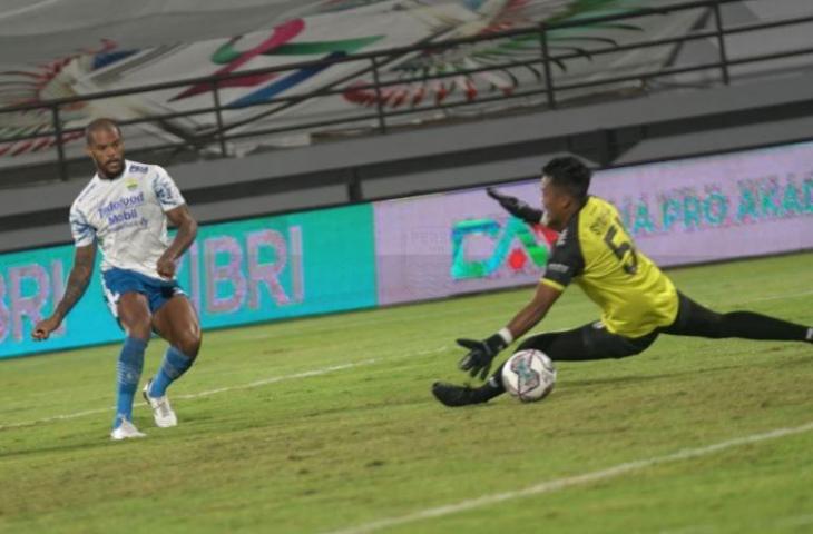 Aksi striker Persib Bandung, David da Silva saat bobol gawang PSM Makassar di LIga 1 2021. (Dok. Persib)