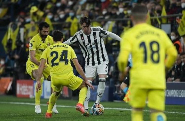 Aksi penyerang Juventus, Dusan Vlahovic, saat lawan Villarreal di ajang Liga Champions. (JAVIER SORIANO / AFP)