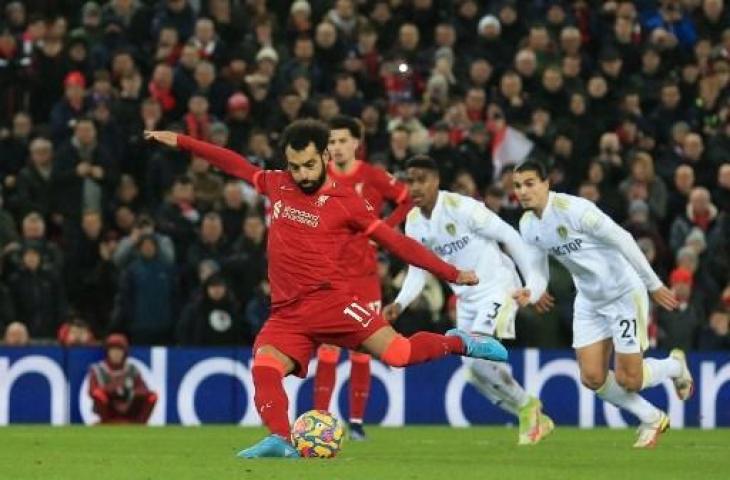 Potret aksi Mohamed Salah saat Liverpool hajar Leeds United 6-0 di Liga Inggris. (LINDSEY PARNABY / AFP)