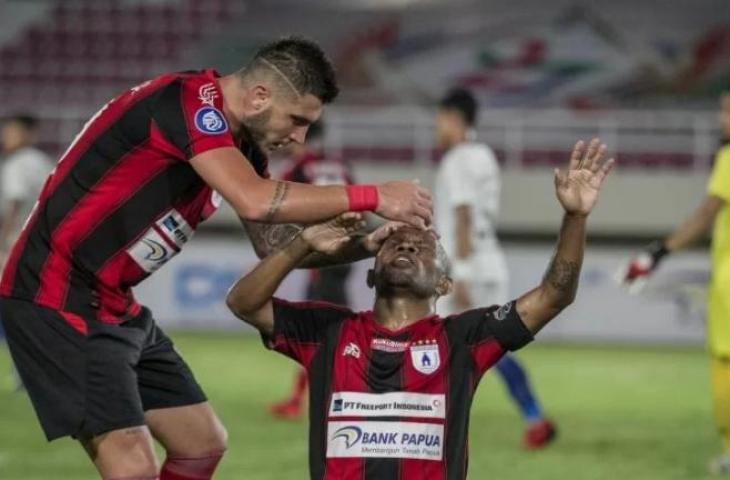 Pemain PersipuraYohanes Ferinando Pahabol (kanan) melakukan selebrasi dengan rekannya Yevhen Bokhashvili (kiri) usai mencetak gol ke gawang PSIS Semarang pada pertandingan Liga I di Stadion Manahan, Solo, Jawa Tengah, Sabtu (11/12/2021). Persipura Jayapura menang atas PSIS Semarang dengan skor 2-1. ANTARA FOTO/Mohammad Ayudha/aww. ANTARA /MOHAMMAD AYUDHA