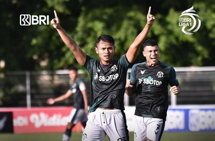 Selebrasi strikr Tira Persikabo, Dimas Drajad, usai menjebol gawang PSS Sleman. (Instagram/@liga1match)