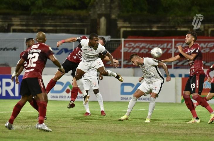 Duel Bali United vs Persipura Jayapura di lanjutan Liga 1, Kamis (25/2/2022) malam. (dok. Liga Indonesia Baru)