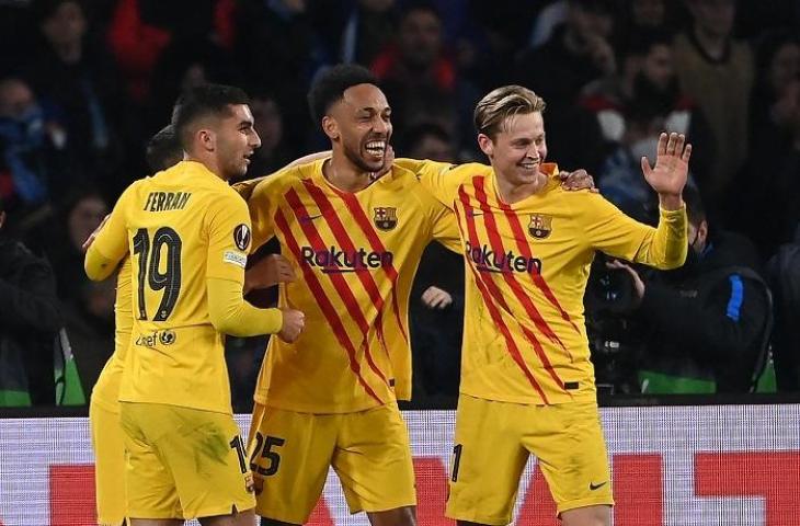 Pierre-Emerick Aubameyang bersama pemain Barcelona selebrasi usai bungkam Napoli 4-2 di Liga Europa, Kamis (25/2/2022) malam. (AFP/Andreas Solaro)