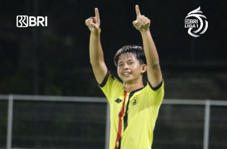 Selebrasi Risna Prahalabenta pasca menjebol gawang Arema FC di Liga 1, Minggu (27/2/2022). (Instagram/@liga1match)