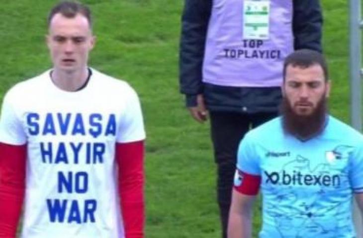 Aykut Demir, Pemain Timnas Turki tolak pakai baju solidaritas Ukraina. (Twitter)