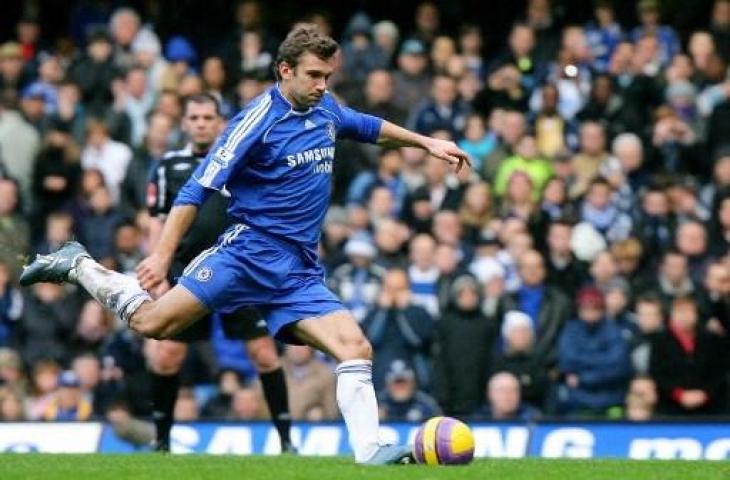 Andriy Shevchenko saat bermain untuk Chelsea. (CARL DE SOUZA / AFP)