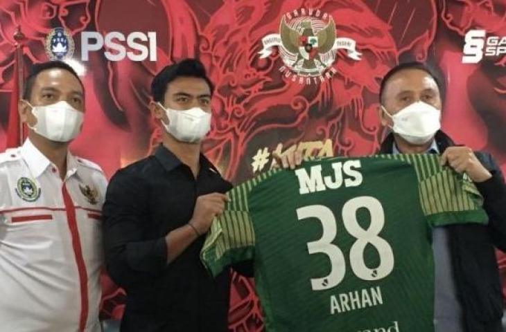 Pratama Arhan (tengah) berfoto bersama Ketua Umum PSSI, Mochamad Iriawan (kanan) dan CEO PSIS Semarang Yoyok Sukawi usai memberikan keterangan pers menuju keberangkatannya ke Jepang untuk bergabung bersama klub Liga 2 Tokyo Verdy di Kantor PSSI, Jakarta, Jumat (4/3/2022). (ANTARA/Shofi Ayudiana)