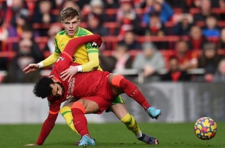 Bek Norwich City, Brandon Williams, ketika mengawal Mohamed Salah. (Oli Scarff/AFP)