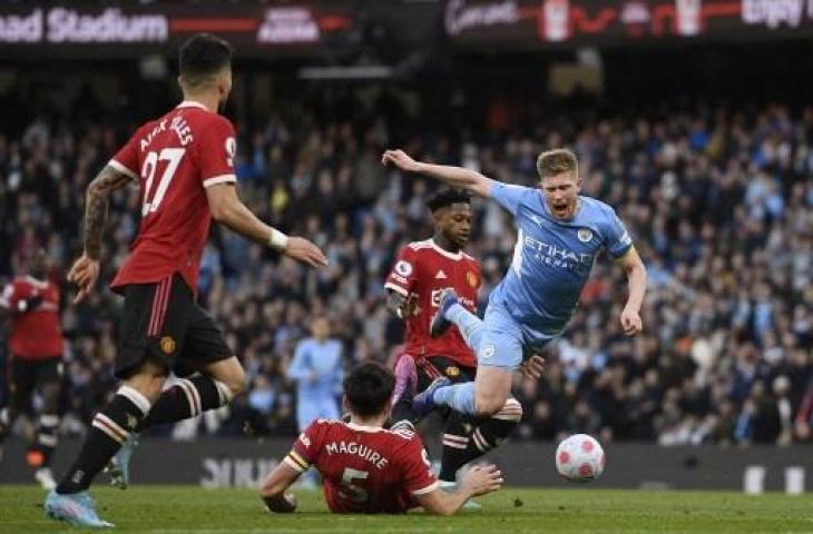 Aksi gelandang Manchester City, Kevin De Bruyne saat dilanggar pemain Manchester United dalam lanjutan Liga Inggris. (OLI SCARFF / AFP)