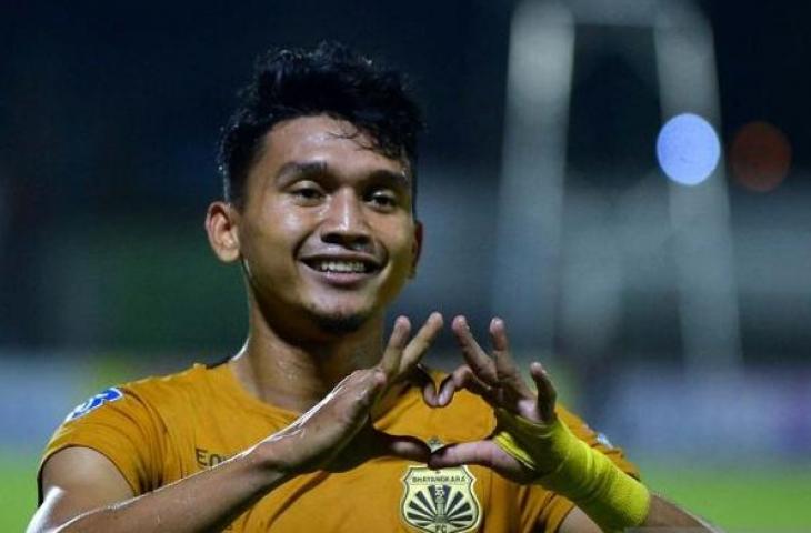 Pesepak bola Bhayangkara FC Dendy Sulistyawan berselebrasi usai mencetak gol ke gawang PSS Sleman saat pertandingan Liga 1 di Stadion Kompyang Sujana, Denpasar, Bali, Senin (7/3/2022). ANTARA FOTO/Fikri Yusuf/aww.