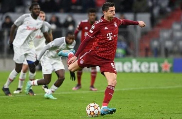 Robert Lewandowski cetak gol lewat penalti saat Bayern Munich kalahkan RB Salzburg 7-1. (CHRISTOF STACHE / AFP)