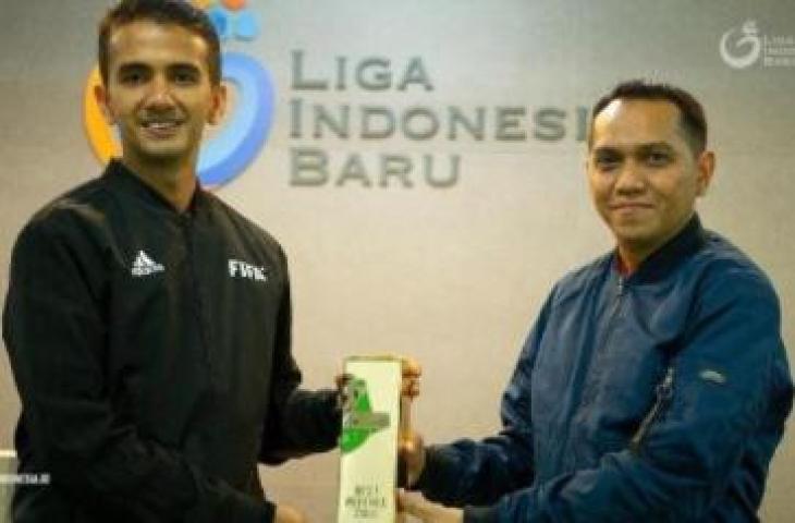 Wasit terbaik Liga 1 2018 Thoriq Alkatiri (kiri) dan COO PT Liga Indonesia Baru Tigorshalom Boboy. (dok.PT Liga Indonesia Baru (PT LIB)).