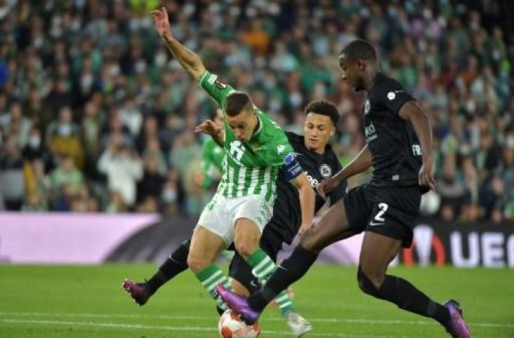 Potret pertandingan Eintracht Frankfurt saat kalahkan Real Betis 2-1 di Liga Europa. (CRISTINA QUICLER / AFP)