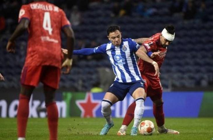 Aksi Lucas Paqueta saat laga Lyon kalahkan Porto 1-0 di Liga Europa. (MIGUEL RIOPA / AFP)