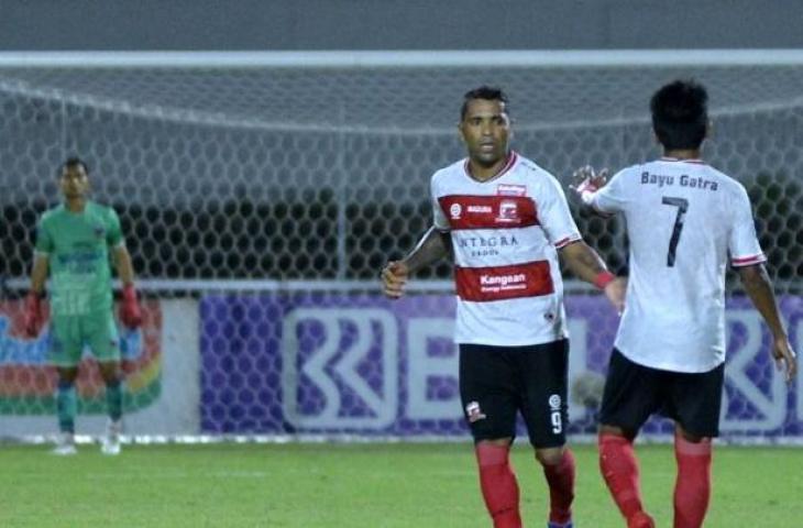 Pesepak bola Madura United Alberto Goncalves (kiri) berselebrasi dengan rekannya Bayu Gatra (kanan) usai mencetak gol ke gawang Persita Tangerang saat pertandingan Liga 1 di Stadion Kompyang Sujana, Denpasar, Bali, Kamis (24/2/2022). ANTARA FOTO/Fikri Yusuf