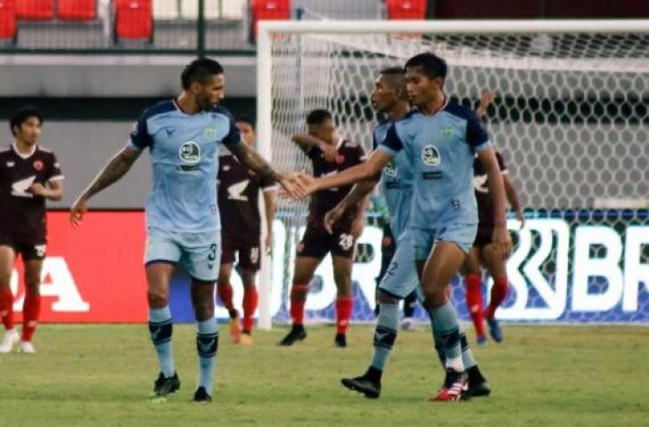 Pemain Persela Lamongan, Moch. Zaenuri mencetak gol di laga kontra PSM Makassar, Senin (14/3/2022). (Instagram/@liga1match)