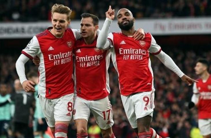 Selebrasi Alexandre Lacazette (kanan) usai mencetak gol ke gawang Leicester City, Senin (14/3/2022). (Glyn Kirk/AFP)