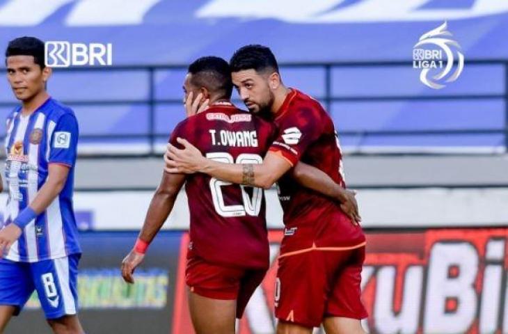 Pemain Borneo FC, Jonathan Bustos melakukan selebrasi bersama rekan setimnya usai bobol gawang Persiraja Banda Aceh di Liga 1 2021. (Instagram/liga1match)