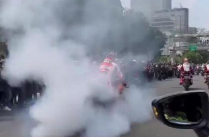 Marc Marquez burnout saat parade MotoGP. (Twitter)