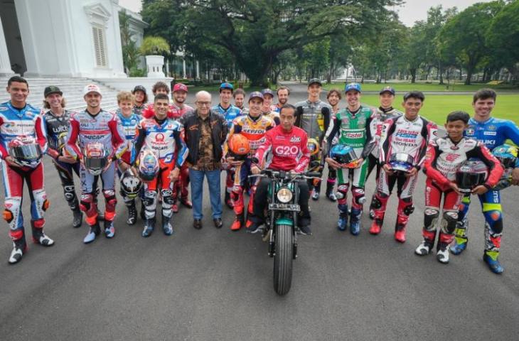 Presiden Joko Widodo (Jokowi) bersama pembalap di Istana Merdeka. (Twitter/motogp)