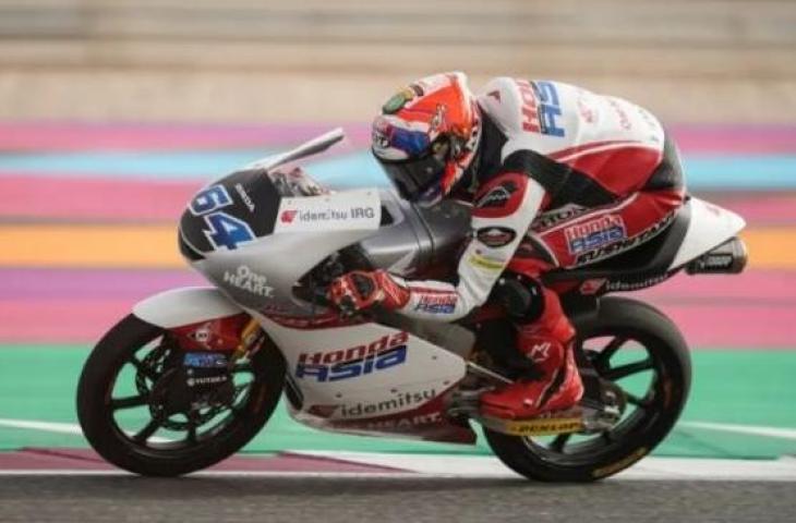 Pebalap tim Honda Team Asia Mario Suryo Aji menjalani Grand Prix Moto3 di Sirkuit Losail, Qatar, (6/3/2022) (HO via Honda Racing).