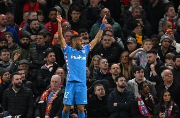 Renan Lodi berselebrasi usai mencetak gol ke gawang Manchester United di Old Trafford, Selasa (15/3/2022). (Paul Ellis/AFP).