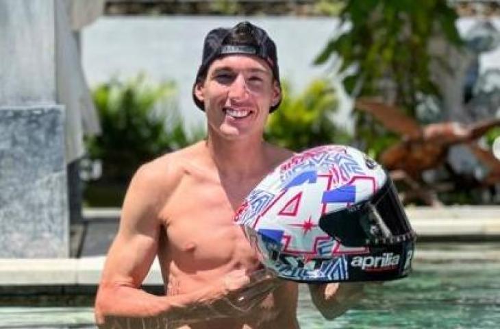 Aleix Espargaro janji berikan helm balapnya. (Instagram/@aleixespargaro)