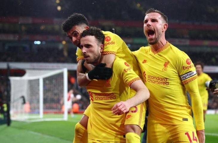 Pemain Liverpool merayakan gol Diogo Jota (kiri) dalam pertandingan Liga Premier Inggris lawan Arsenal di Emirates Stadium, Rabu (16/3/2022) waktu setempat. ANTARA/REUTERS/DAVID KLEIN