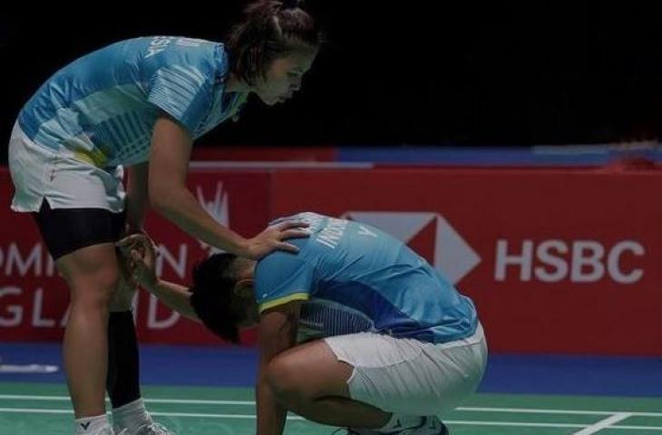 Momen Greysia Polii menyemangati Apriyani Rahayu yang cedera di ajang All England 2022. (Instagram/greyspolii)