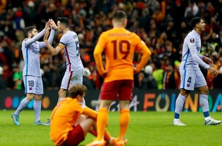 Para pemain Barcelona merayakan kemenangan dalam pertandingan leg kedua babak 16 besar Liga Eropa antara Galatasaray vs Barcelona di Ali Sami Yen Spor Kompleksi di Istanbul pada 17 Maret 2022 waktu setempat. (KEMAL ASLAN / AFP)