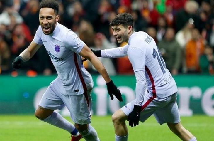 Pemain Barcelona Pierre-Emerick Aubameyang dan Pedri merayakan gol saat lawan Galatasaray di leg kedua Piala Europa di Ali Sami Yen Spor Kompleksi di Istanbul pada 17 Maret 2022 waktu setempat. (KEMAL ASLAN / AFP).