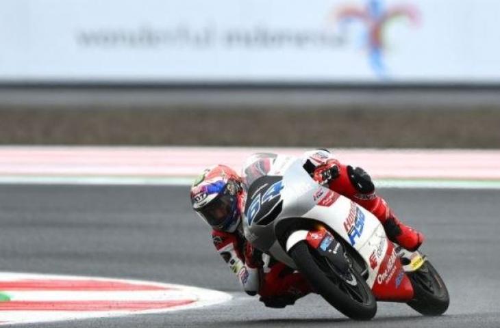 Pembalap Honda Team Asia, Mario Suryo Aji memacu kecepatan sepeda motornya saat latihan bebas 3 (FP3) Moto3 seri Pertamina Grand Prix of Indonesia 2022 di Pertamina Mandalika International Street Circuit, Lombok Tengah, NTB, Sabtu (19/3/2022). (ANTARA FOTO/Andika Wahyu/hp)