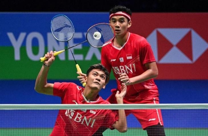 Ganda putra Indonesia Bagas Maulana (kanan) dan Muhammad Shohibul Fikri berusaha mengembalikan kok dalam pertandingan semifinal All England 2022 melawan kompatriot mereka Kevin Sanjaya Sukamuljo/Marcus Fernaldi Gideon di Birmingham, Inggris, Sabtu (19/3/2022). (ANTARA/AFP/Justin Tallis)