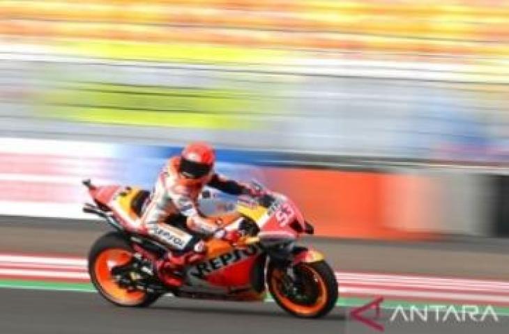 Pembalap Repsol Honda Team Marc Marquez memacu sepeda motornya saat sesi latihan bebas 2 MotoGP seri Pertamina Grand Prix of Indonesia 2022 di Pertamina Mandalika International Street Circuit, Lombok Tengah, NTB, Jumat (18/3/2022). Ajang balapan MotoGP seri kedua 2022 tersebut berlangsung pada 18-20 Maret 2022. ANTARA FOTO/Andika Wahyu/hp. (ANTARA/ANDIKA WAHYU)