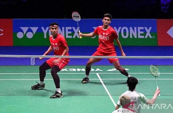 Ganda putra Indonesia Muhammad Shohibul Fikri/Bagas Maulana (belakang) bertanding melawan kompatriot mereka Marcus Fernaldi Gideon/Kevin Sanjaya Sukamuljo pada babak semifinal ganda putra All England Open Badminton Championship di Utilita Arena di Birmingham, Inggris tengah, Sabtu (19/3/2022). ANTARA/AFP/Justin Tallis/pri