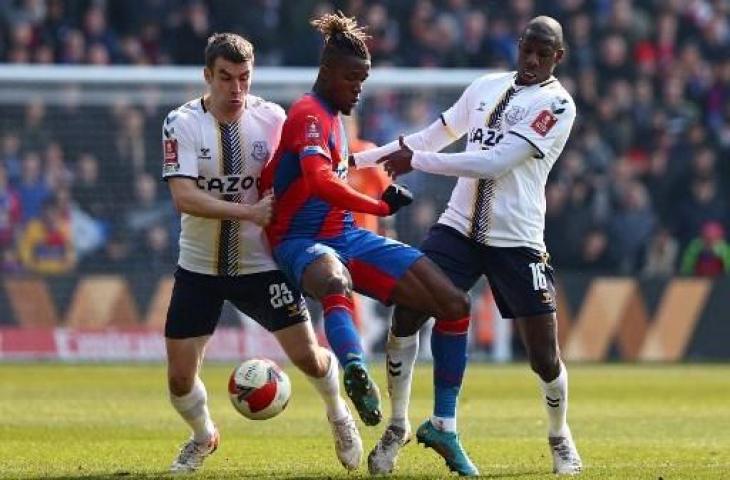 Potret aksi Wilfried Zaha saat Crystal Palace hajar Everton 4-0 dan lolos ke semifinal Piala FA. (ADRIAN DENNIS / AFP)