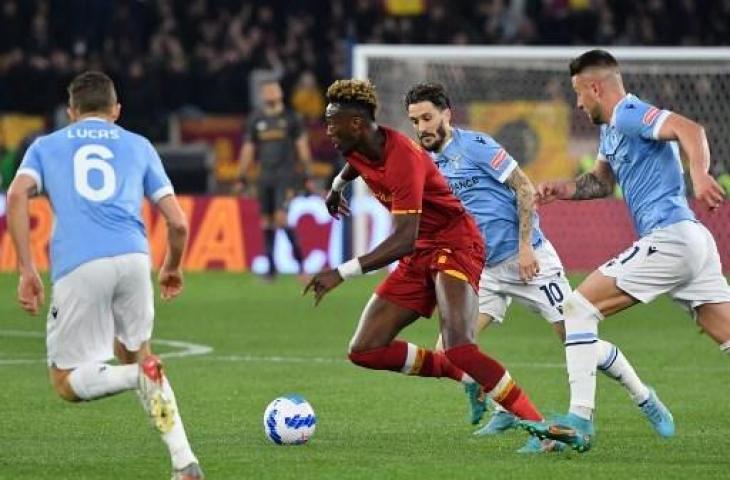 Aksi Tammy Abraham saat AS Roma hajar Lazio 3-0 dalam lanjutan Liga Italia. (TIZIANA FABI / AFP)