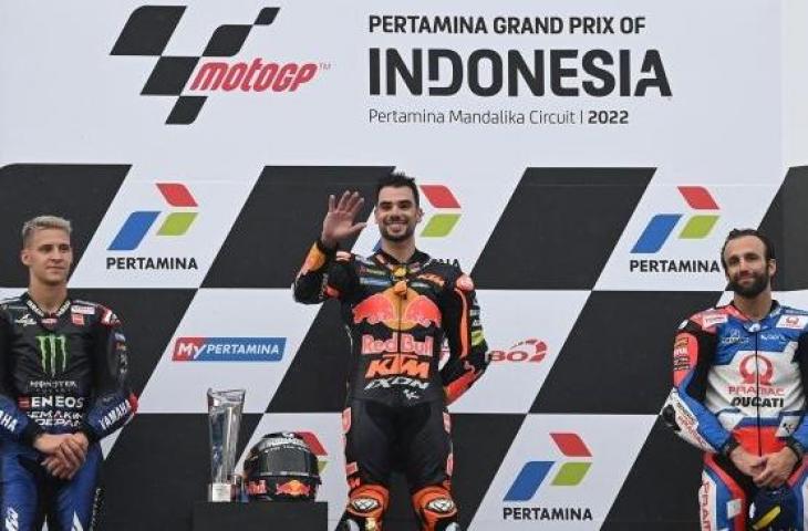 Pembalap Red Bull KTM Factory Racing Miguel Oliveira (tengah) berfoto di podium bersama pembalap Monster Energy Yamaha Fabio Quartararo (kiri) dan pembalap Pramac Racing Johann Zarco (kanan) seusai balapan MotoGP seri Pertamina Grand Prix of Indonesia di Pertamina Mandalika International Street Circuit, Lombok Tengah, NTB, Minggu (20/3/2022). ANTARA FOTO/Andika Wahyu