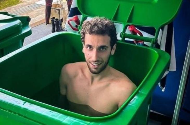 Pembalap MotoGP Alex Rins yang berendam di dalam tong sampah. [Istimewa]