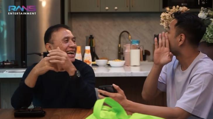 Raffi Ahmad bisiki Ketum PSSI terkait siapa pemain bintang dunia yang bakal ia datangkan. (YouTube/Rans Entertainment)