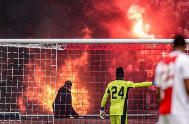 Momen tribune stadion  Penonton Terbakar di Laga Ajax vs Feyenoord di Johan Cruyff Arena. (Twitter/@Lemessagersport)