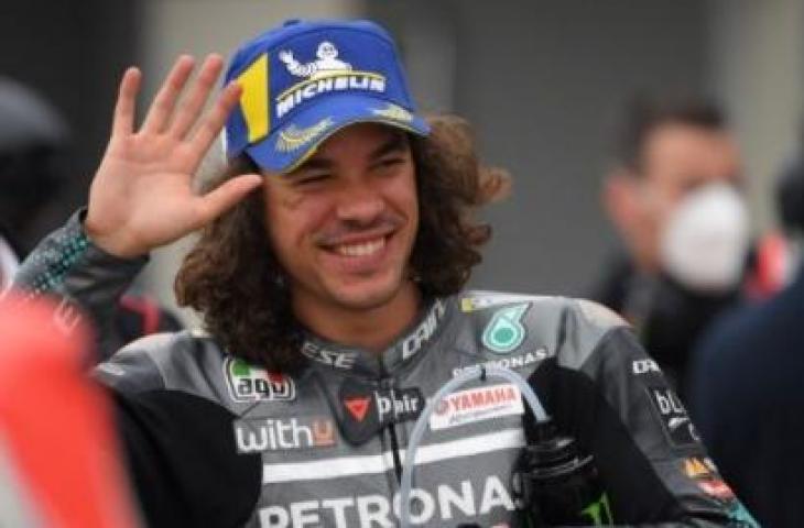 Pembalap Petronas Yamaha SRT Franco Morbidelli merayakan raihan pole position di MotoGP Valencia 2020 di Sirkuit Ricardo Tormo, Valencia, Spanyol, Sabtu (14/11/2020). [LLUIS GENE / AFP]