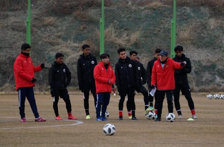 Shin Tae-yong saat memimpin latihan Timnas Indonesia U-19 di Korea Selatan. (Dok. PSSI)