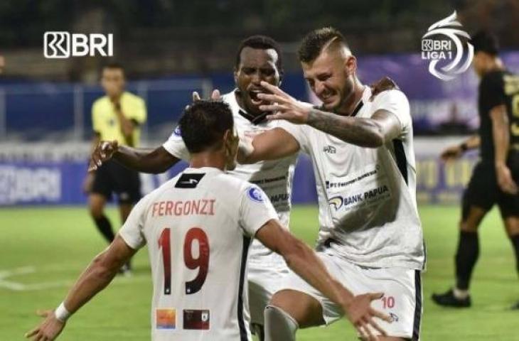 Para pemain Persipura Jayapura merayakan gol yang dicetak Ramiro Fergonzi saat hajar PSIS Semarang 4-0 di Liga 1 2021. (Instagram/liga1match)